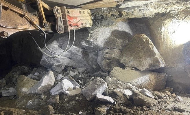 工程團隊在有限的地下空間與大石角力，建造隧道結構。陳美寶網誌