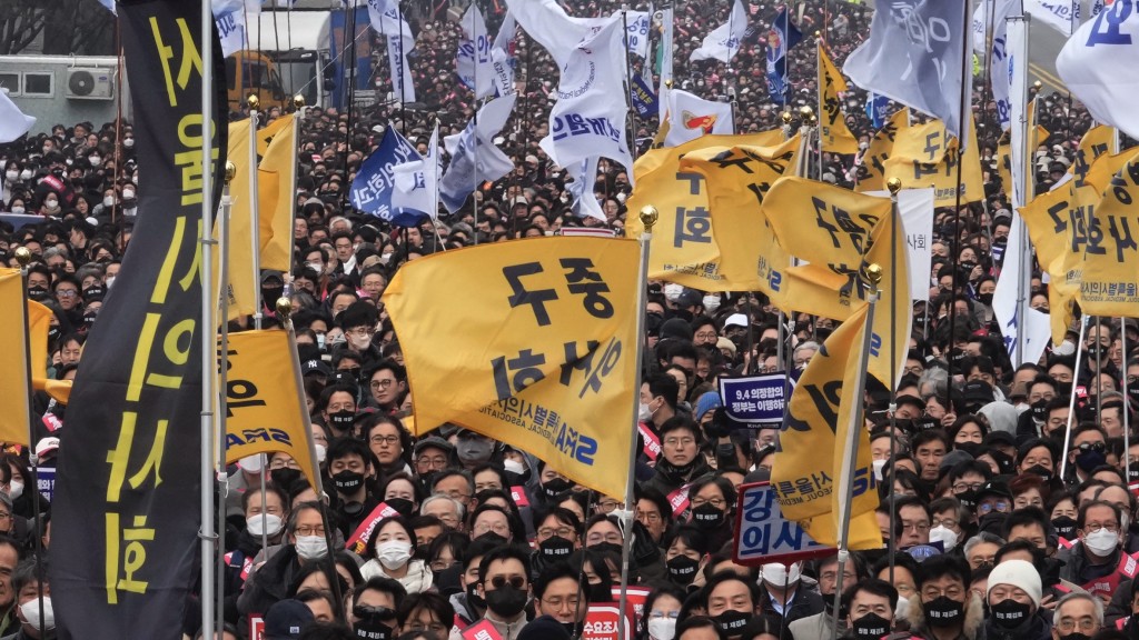 南韩医生3月3日在首尔集会示威，抗议政府扩招医学生。  美联社