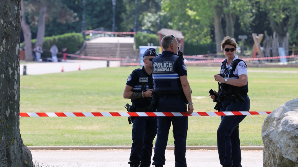 法國警方在事發後封鎖公園。 路透社