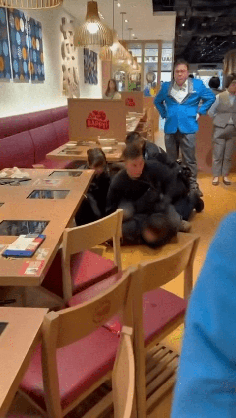 餐廳枱櫈被推開一片狼藉。