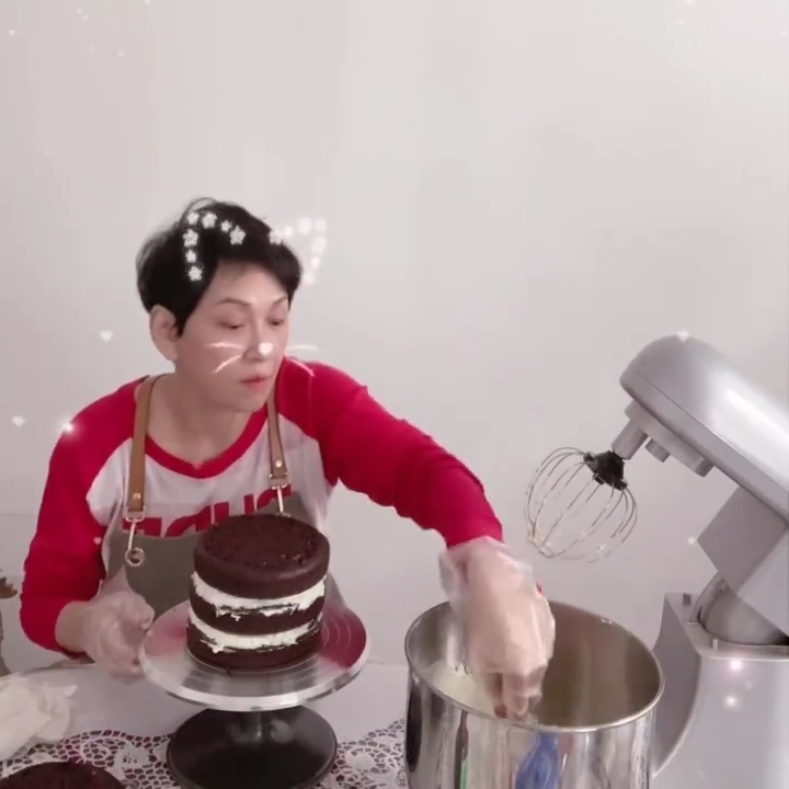 壽星為另一位壽星送驚喜。