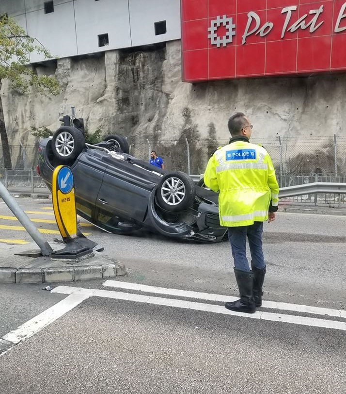 秀茂坪道私家車失事四輪朝天。網民WingLim Kwong圖片