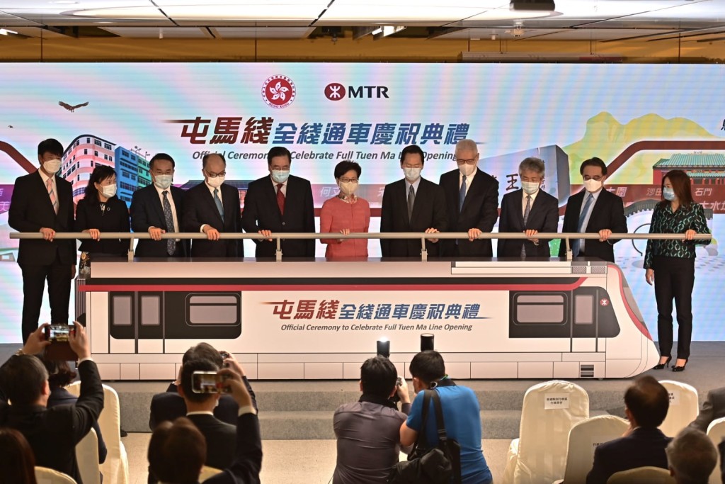 行政長官林鄭月娥主持屯馬線通車儀式。