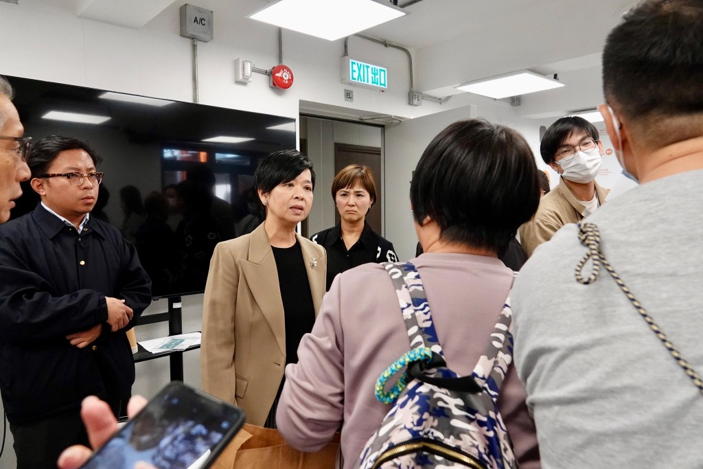 何永賢日前到「善樓」探訪災居的入住情況。何永賢fb