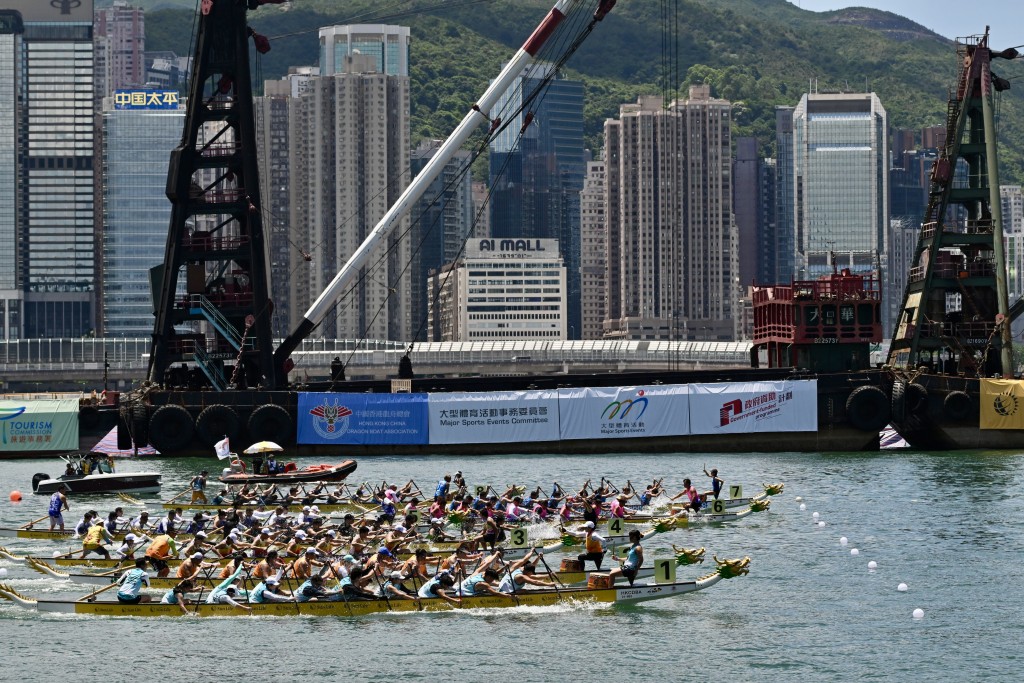 由旅發局主辦的「香港國際龍舟邀請賽」今日在尖東海旁續戰。劉駿軒攝 由旅發局主辦的「香港國際龍舟邀請賽」今日在尖東海旁續戰。劉駿軒攝