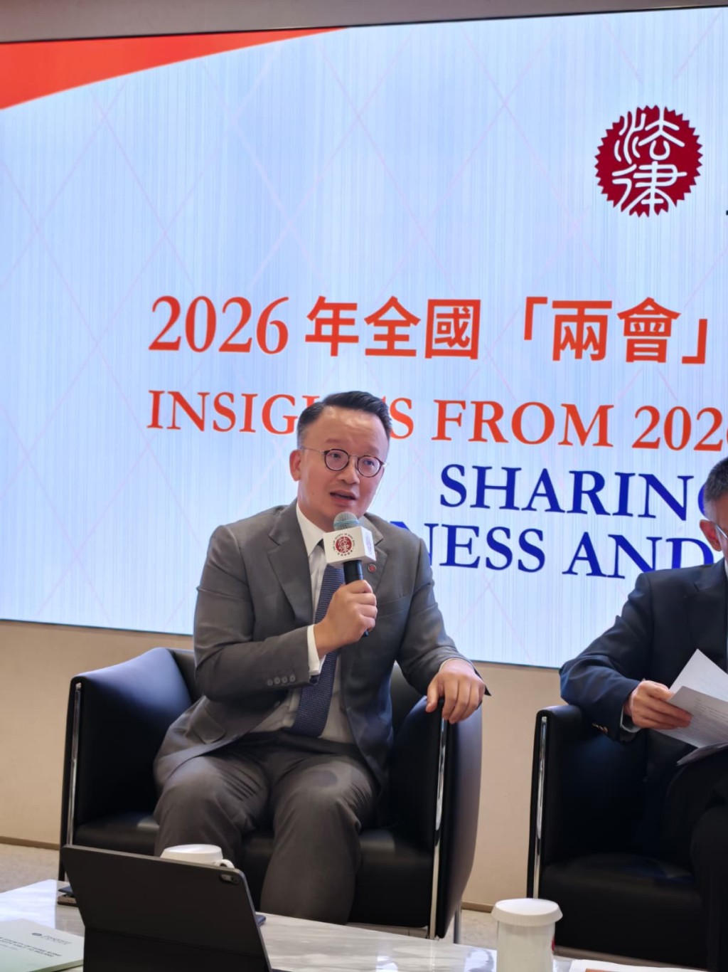 港區全國人大代表、立法會法律界議員陳曉峰則結合其作為港區全國人大代表的第一身體會,闡述香港法律界如何積極開拓新業務、提升專業競爭力。 港區全國人大代表、立法會法律界議員陳曉峰則結合其作為港區全國人大代表的第一身體會,闡述香港法律界如何積極開拓新業務、提升專業競爭力。