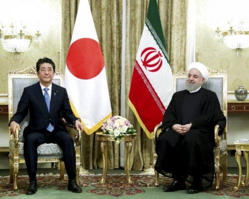 日本首相安倍晉三到訪德黑蘭,同伊朗總統魯哈尼會談。AP