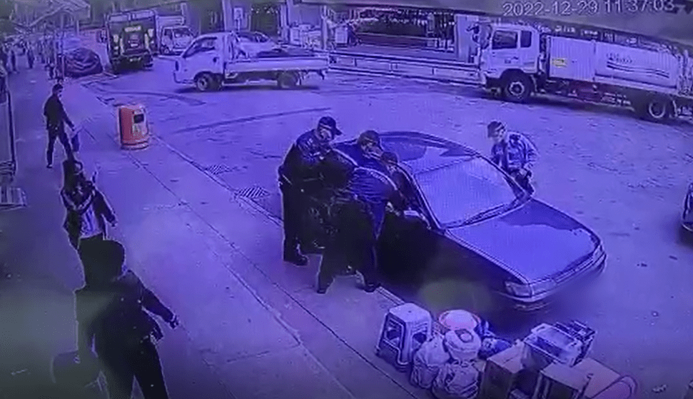 警員試圖制止私家車不果。網圖