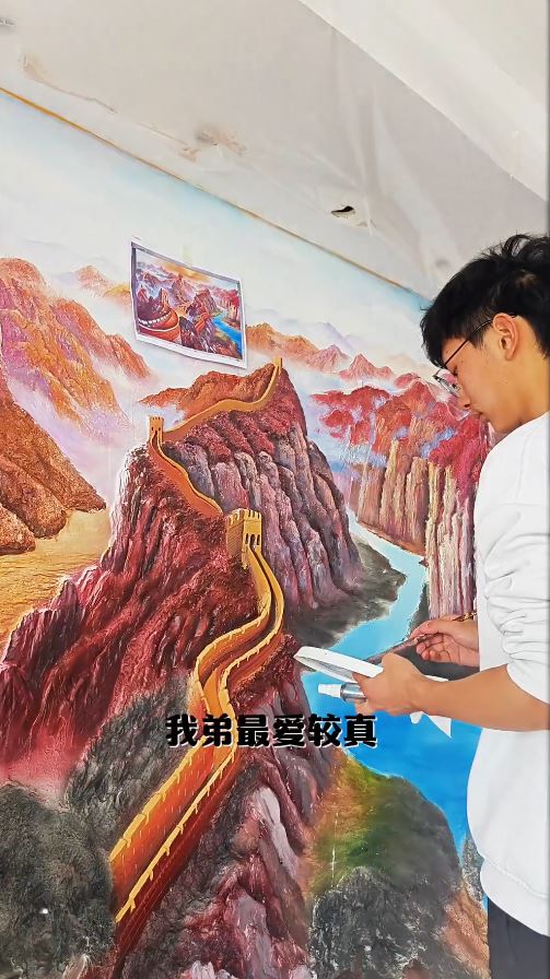 「狼尾兄弟」憑細膩、立體感強烈的浮雕壁畫成功創業。抖音@狼尾兄弟的浮雕VLOG