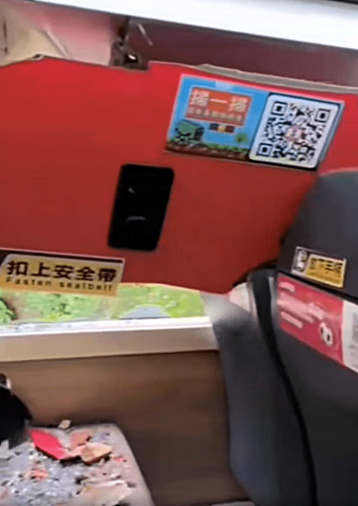 車廂一片玻璃碎片及樹葉。fb:突發馬路車cam大全