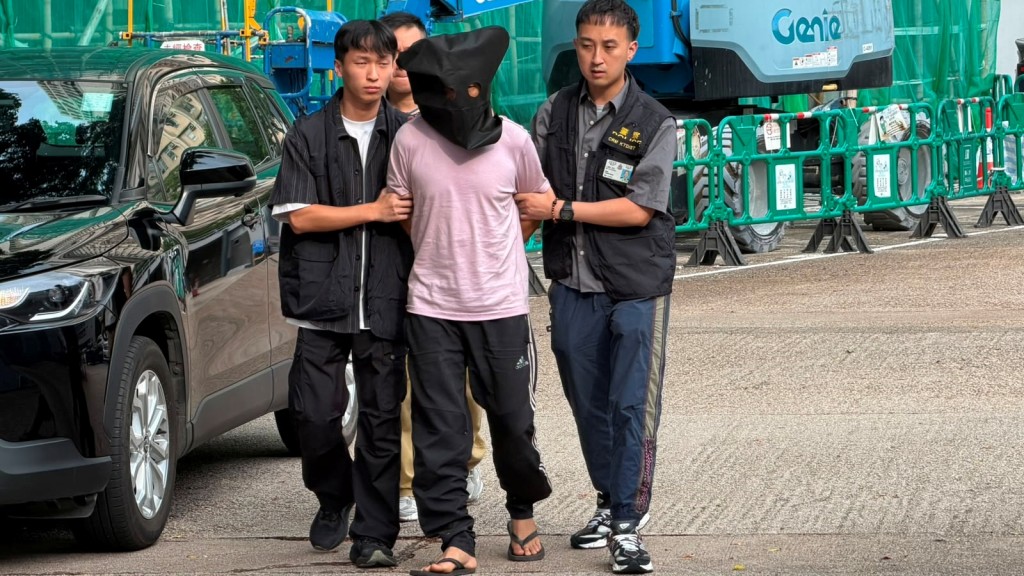 被捕男子报称为装修工人,负责收款。曾志恒摄 被捕男子报称为装修工人,负责收款。曾志恒摄