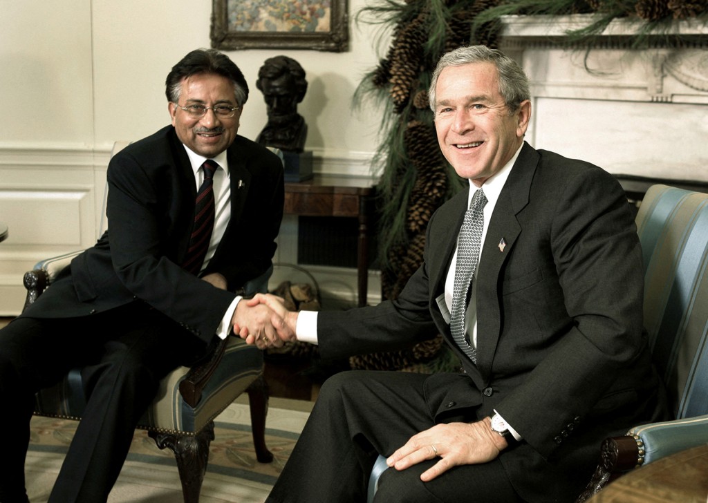 2004年12月，時任美國總統喬治布殊(右)在白宮接見穆沙拉夫。 資料圖片