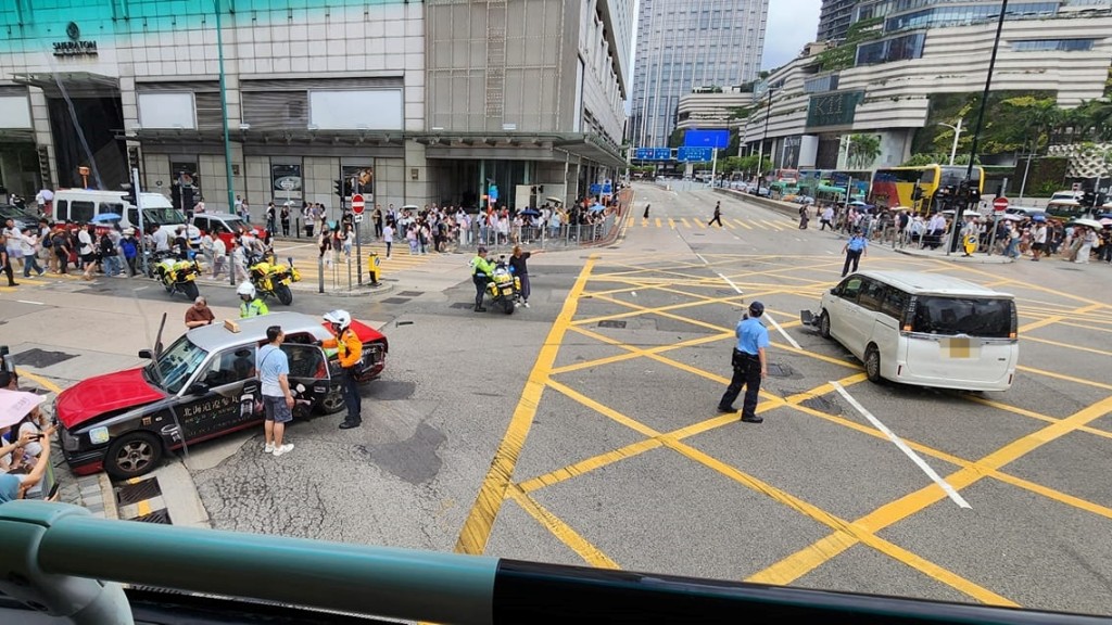 尖沙咀的士撼私家車釀3傷 撞欄杆電箱險剷上行人路