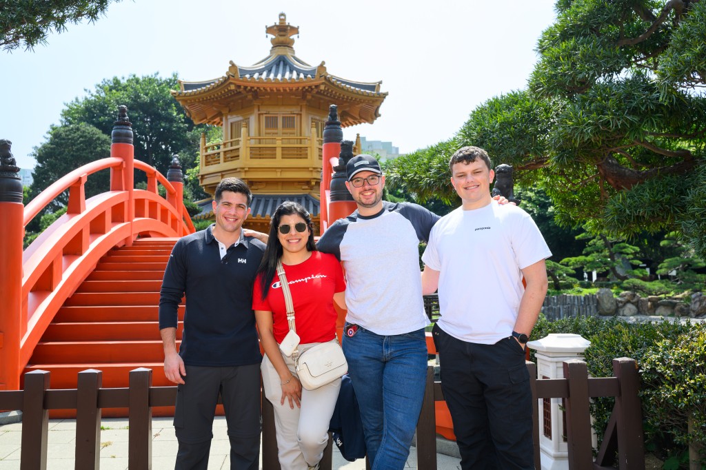 旅客先後遊覽了九龍寨城公園及志蓮淨苑。旅發局
