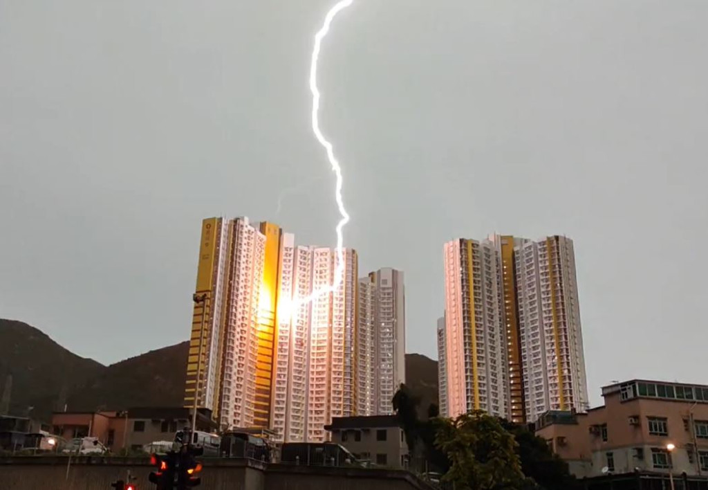 屯門和田邨和喜樓一中層單位今早被雷電擊中。