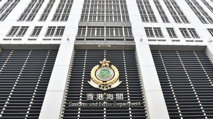 海關拘捕一名29歲女子涉於網上賣口罩不當接受付款。資料圖片