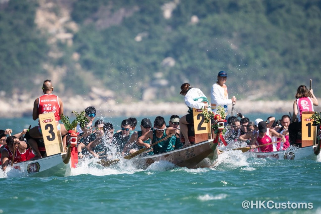 海關龍舟隊今日在赤柱參加「2025黑武士慈善中秋龍舟盃」,與多個政府部門同場競技,最終在比賽中奪得亞軍。香港海關FB圖片 海關龍舟隊今日在赤柱參加「2025黑武士慈善中秋龍舟盃」,與多個政府部門同場競技,最終在比賽中奪得亞軍。香港海關FB圖片