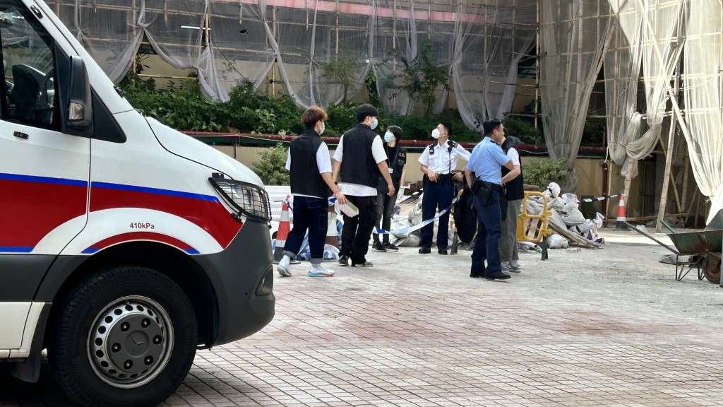 大批警員在場調查。 大批警員在場調查。