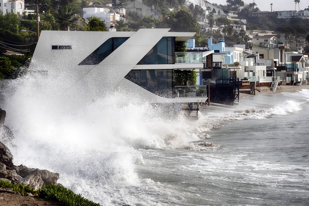 海浪冲击加州马里布海滩的一栋房屋。 AP