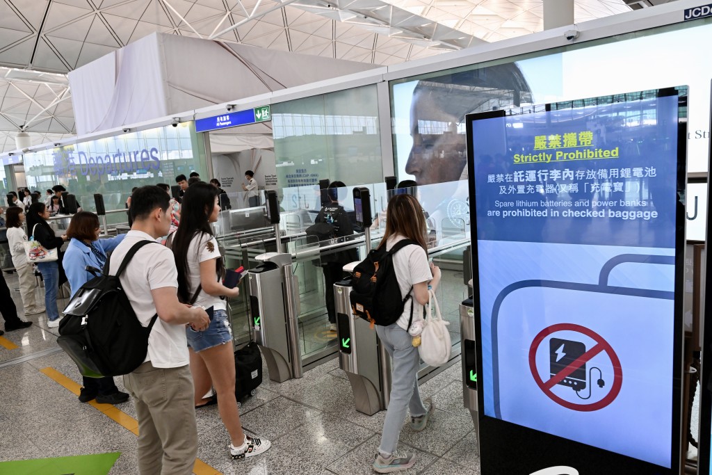 國際民航組織周五公布最新規定,限制每名乘客最多攜帶兩個流動充電裝置上機。 國際民航組織周五公布最新規定,限制每名乘客最多攜帶兩個流動充電裝置上機。