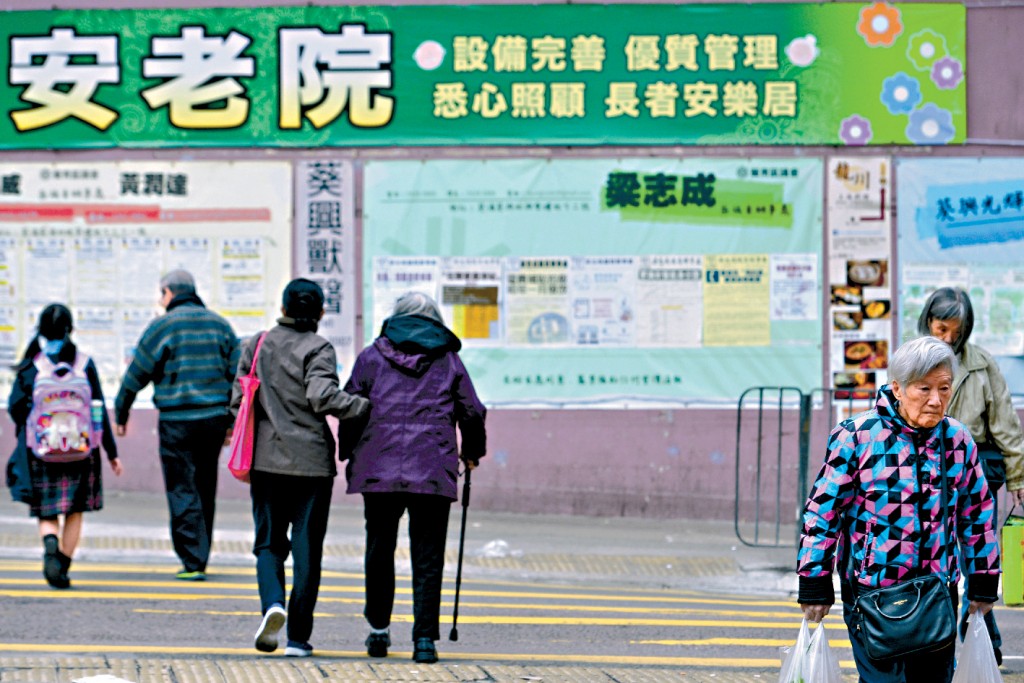 現時全港有逾3.3萬名市民，於公立醫院輪候更換人工膝關節手術。