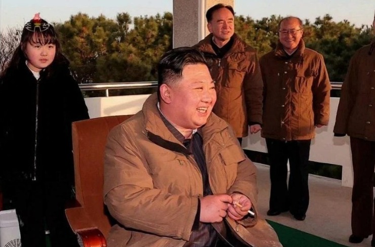 金正恩最近頻頻帶同女兒金主愛出席活動。網上圖片