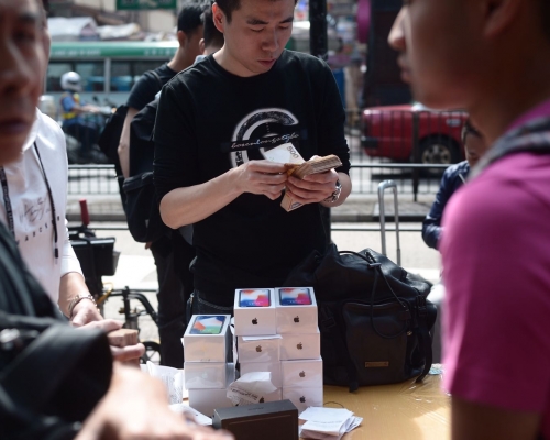 不少南亞裔及內地人收購iPhone X。