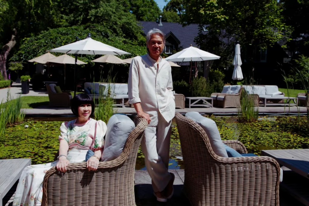 林嘉华与太太的合照由儿子操刀。