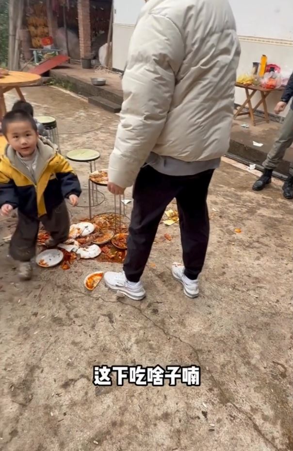 男童開席前弄翻菜餚，痛哭認錯短片在網上熱播。抖音