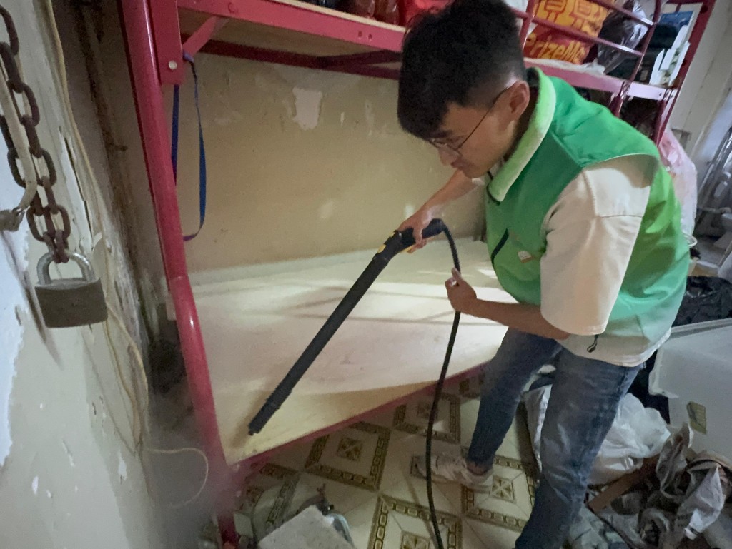 刘镇海用高温蒸气枪消毒床板。