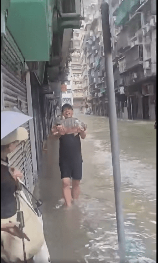 不少居民在提督馬路及船澳街一帶「趕海」，趁水退時到場捕魚。FB圖片