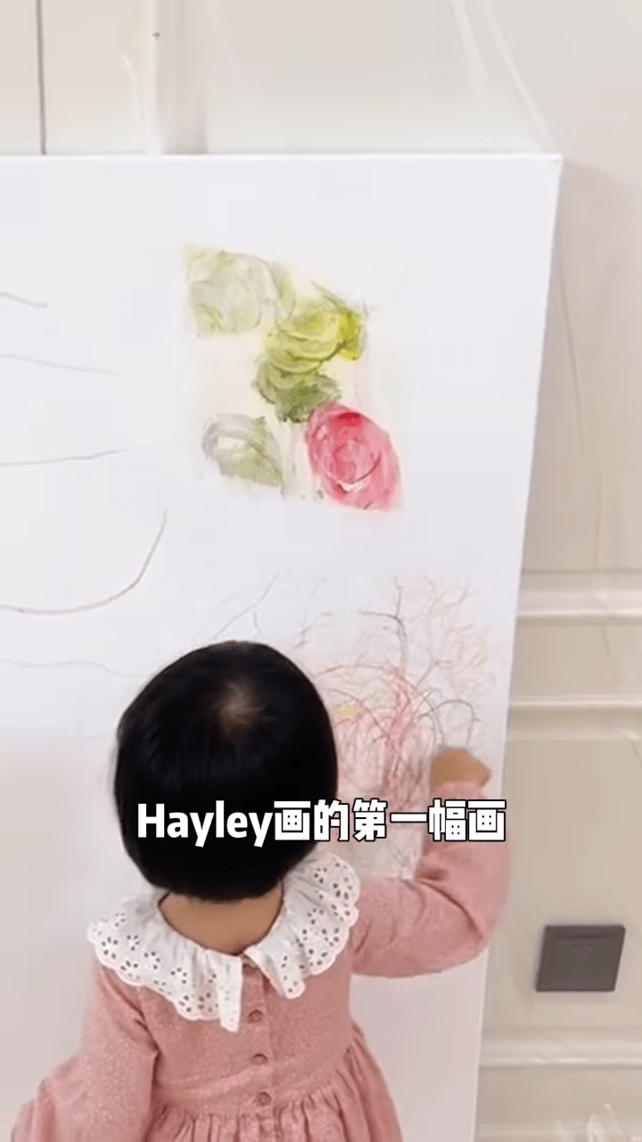Hayley首次畫畫。