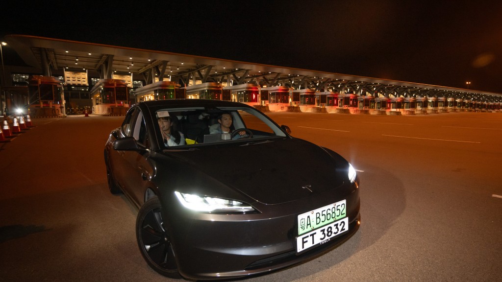 陳恒鑌認為粵車司機來港便要守規，而運輸署亦提供APP，列明泊車位置。