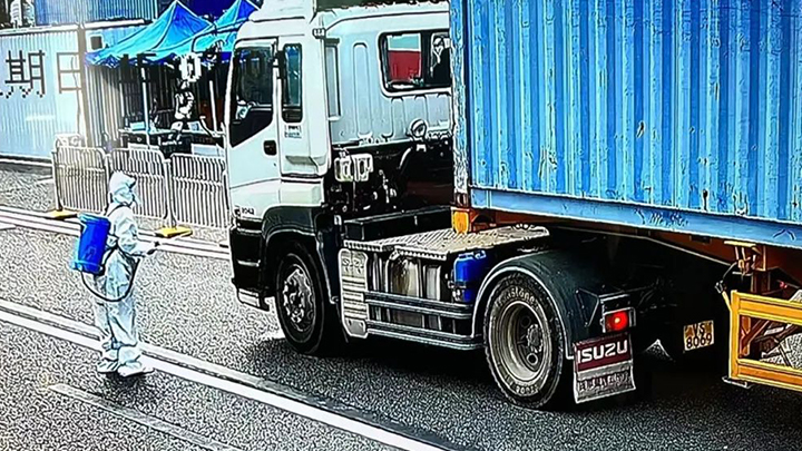 工作人員對車身及車內進行消毒。