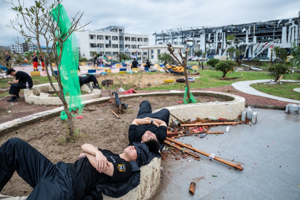 湖北省黃岡市黃州區東湖街道受災居民區，救援人員在整夜搜救後就地休息。 新華社
