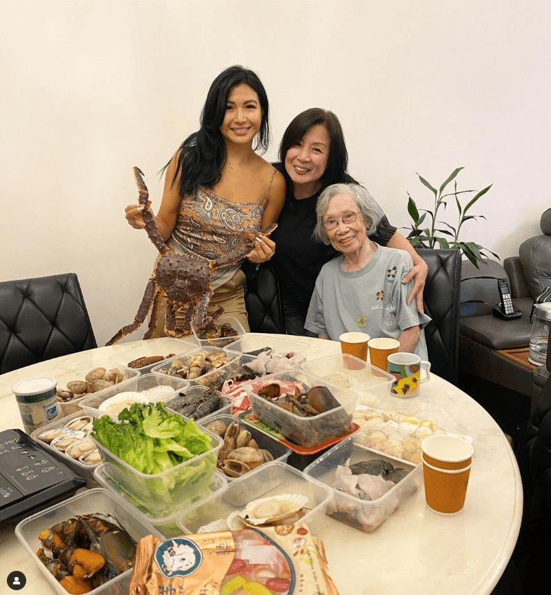 陈思圻与妈妈及外婆，三代一起吃丰富大餐。