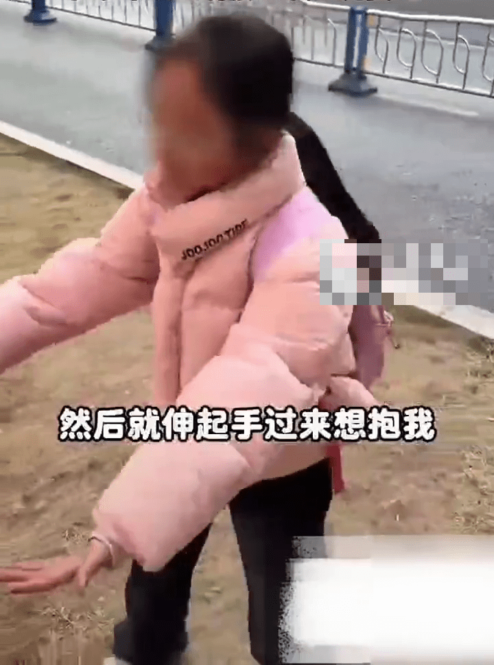 女博主擺拍「孩子險些遭拐走」,孩子配合演出。 女博主擺拍「孩子險些遭拐走」,孩子配合演出。