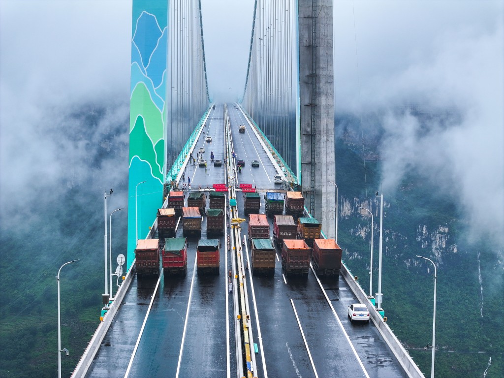 貴州花江峽谷大橋通車。新華社