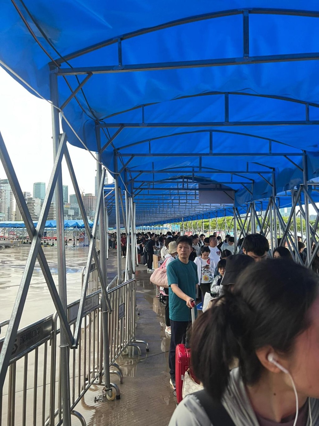 五一假期首四日，深圳边检有267.5万人次出入境。