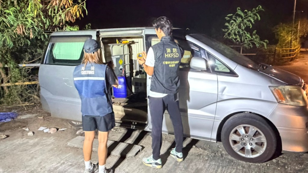 海關夥消防破打擊非法油站 破屯門龍鼓灘鬼油車
