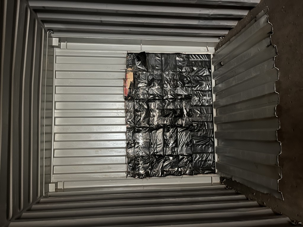 海關1月31日在一艘被截查的遠洋貨船貨櫃暗格內檢獲的懷疑私煙。政府新聞處圖片