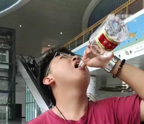 小黃在2分鐘內把八両五糧液喝光。抖音