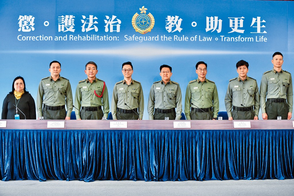 懲教署署長黃國興（左四）回顧該署2025年工作，並闡述未來目標。