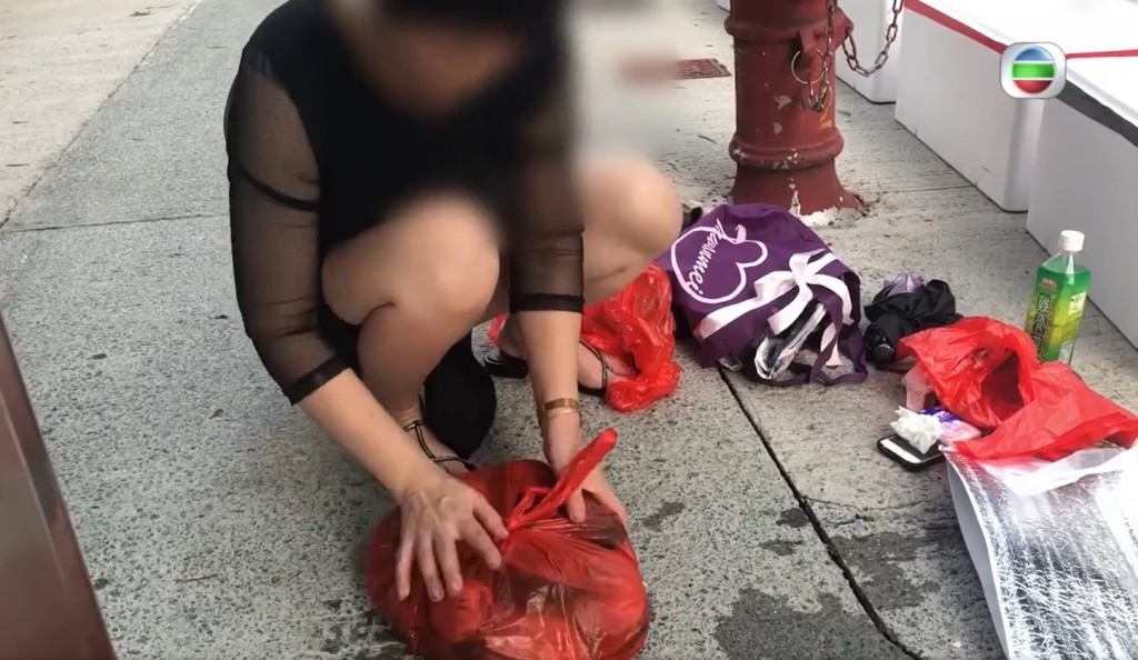 有水貨客將大個象拔蚌包好。(無綫電視畫面截圖)