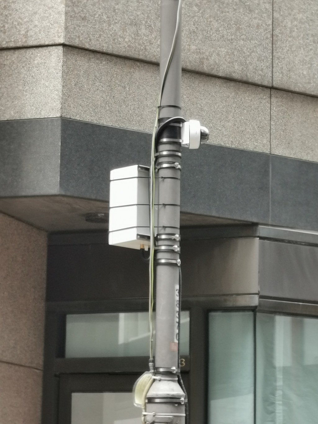 有关系统包括在相关路段合适灯柱上，安装监察交通情况的闭路电视摄影机和相关的设备。