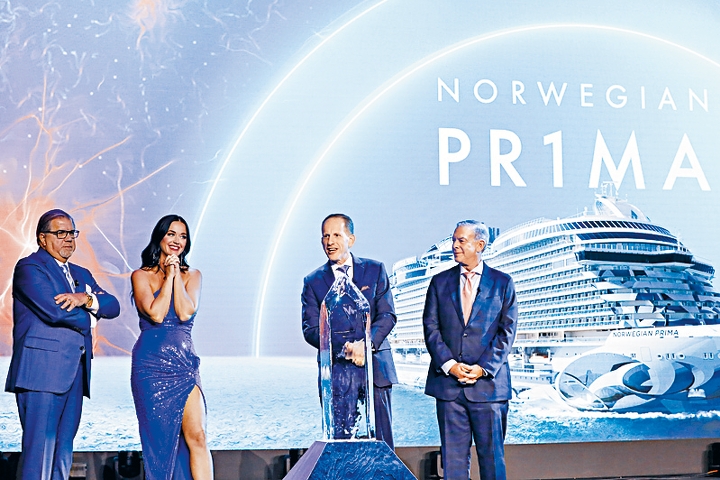 Katy Perry（左二）以邮轮教母身分出席挪威领途号的命名礼。