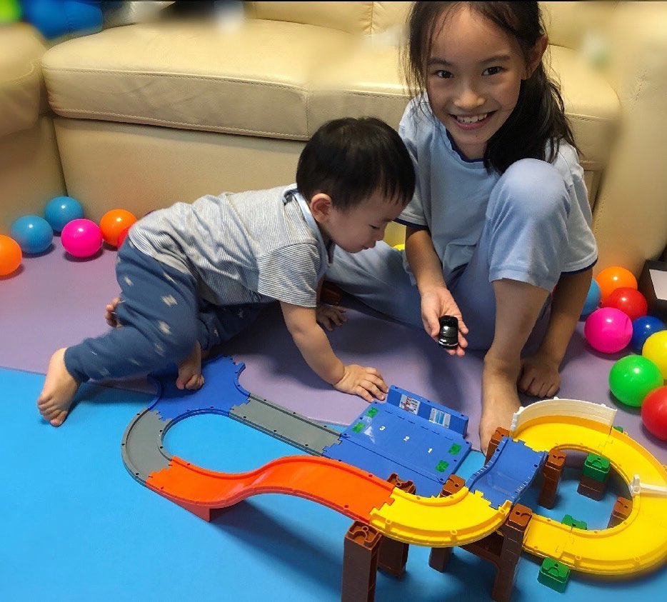 思琦的囡囡楊卓穎及囝囝。