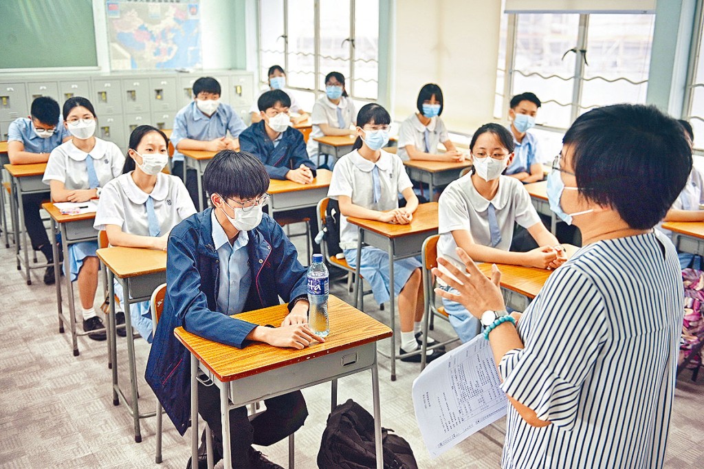 創知中學近年亦有師生流失現象,校長黃晶榕(下圖)認為教師離職或帶來「短痛」,但長遠未必是壞事。