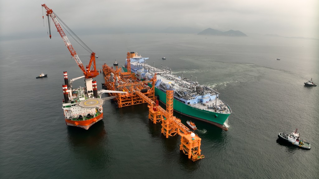 位於香港西南水域的海上液化天然氣接收站。