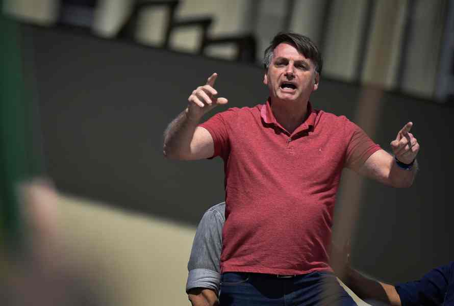 博尔索纳罗向数百名支持者发言没戴口罩还多次咳嗽。AP 